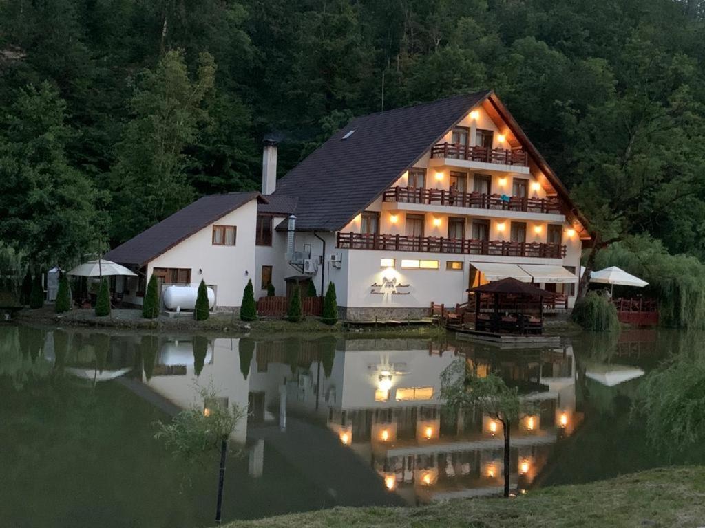 Guest House Lacul Linistit Moneasa Exterior photo